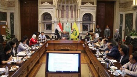 "بحوث الصحراء" يستقبل وفداً رفيع المستوى من جامعة چينچو الصينية لتعزيز التعاون