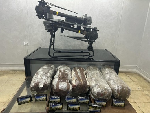 صور.. الداخلية تحبط تهريب 35 كيلو جرام مخدرات عبر طائرة درون في السويس