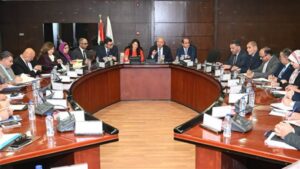 وزير الصناعة يبحث تعزيز منظومة مرافق المناطق الصناعية بالمحافظات وتدبير الاعتمادات المالية لاستكمالها