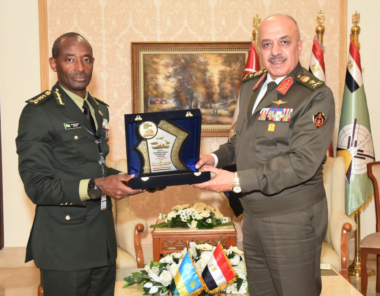 وزير الدفاع ورئيس الأركان يعقدان لقاءات ثنائية مع قادة الوفود العسكرية بـ«إيديكس 2025 »