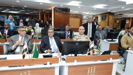 محافظ الجيزة يتابع غلق اللجان الانتخابية بالدائرة الثامنة من داخل مركز السيطرة محافظ الجيزة يتابع غلق اللجان الانتخابية بالدائرة الثامنة من داخل مركز السيطرة