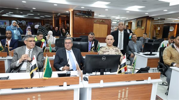 محافظ الجيزة يتابع غلق اللجان الانتخابية بالدائرة الثامنة من داخل مركز السيطرة محافظ الجيزة يتابع غلق اللجان الانتخابية بالدائرة الثامنة من داخل مركز السيطرة