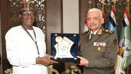 وزير الدفاع ورئيس الأركان يعقدان لقاءات ثنائية مع قادة الوفود العسكرية بـ«إيديكس 2025 »