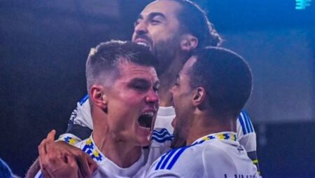 ليدز يصعق تشيلسي بثلاثية ويحقق أكبر مفاجآت الجولة في البريميرليج