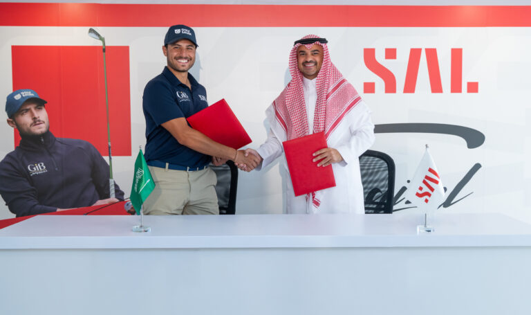 “سال” راعيةُ للاعبا منتخب الجولف خالد العطية وفيصل سلهب "سال" راعيةُ للاعبا منتخب الجولف خالد العطية وفيصل سلهب
