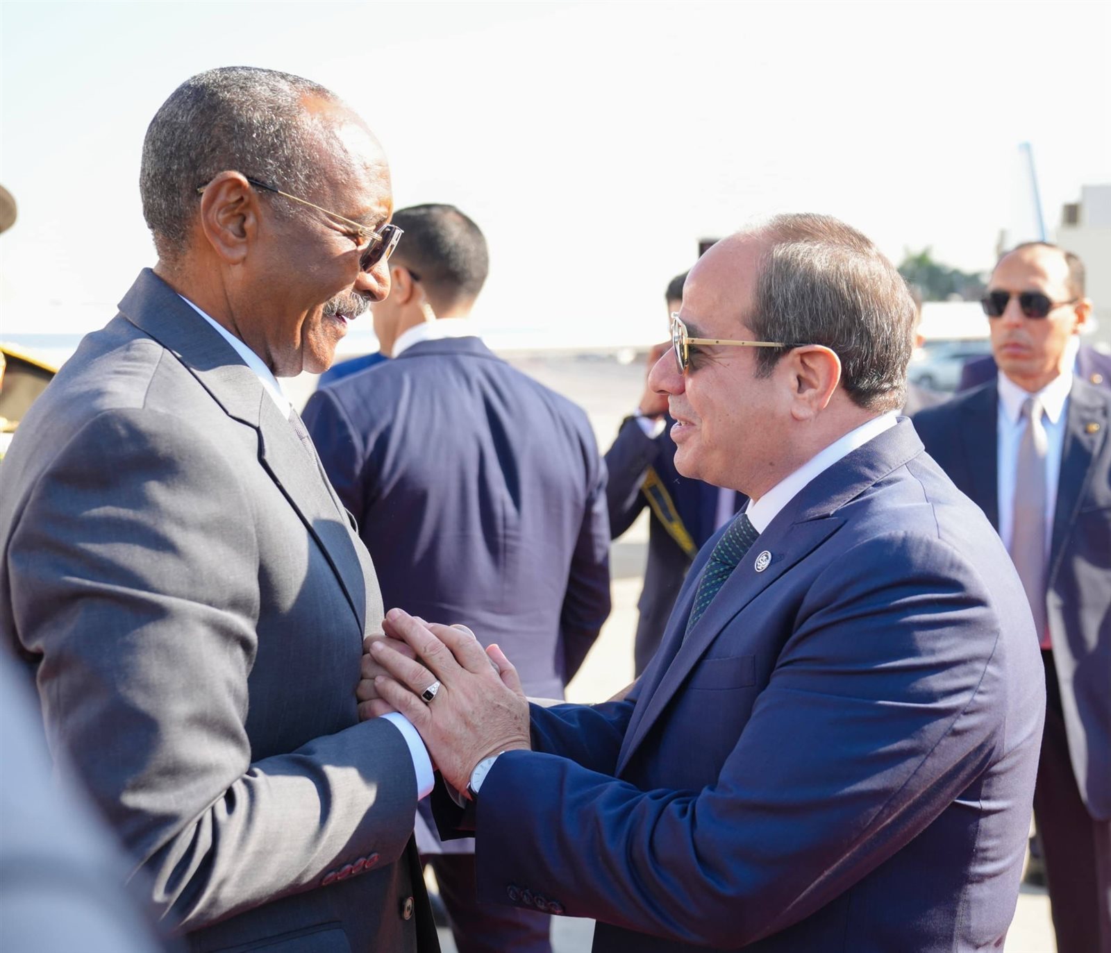 لحظة وصول رئيس مجلس السيادة السوداني القاهرة للقاء السيسي (صور) 1 لحظة وصول رئيس مجلس السيادة السوداني القاهرة للقاء السيسي (صور)