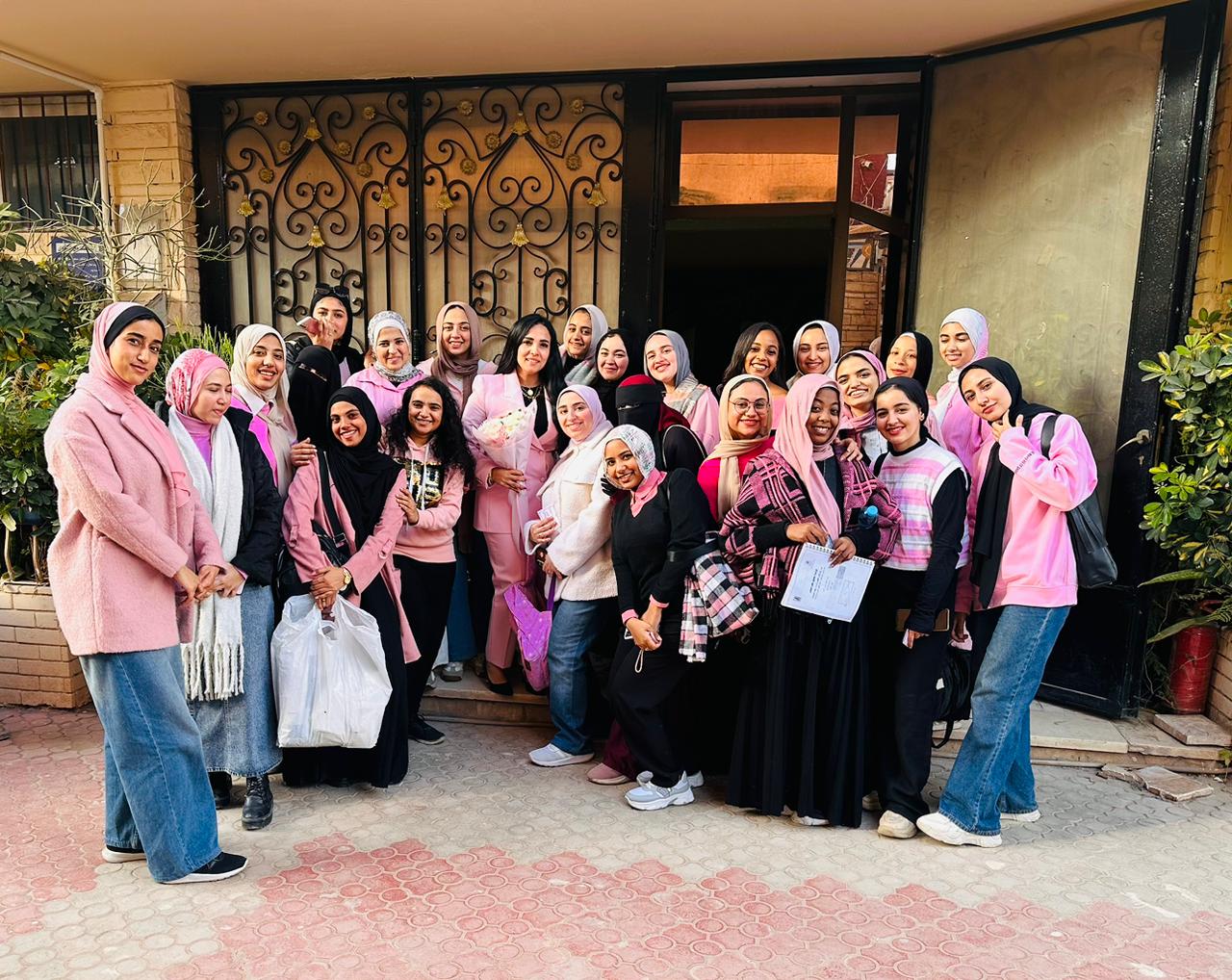 مشهد وفاء بكلية التربية النوعية.. طلاب يكرّمون الدكتورة غادة عبد الرحيم لمسيرتها الإنسانية والعلمية