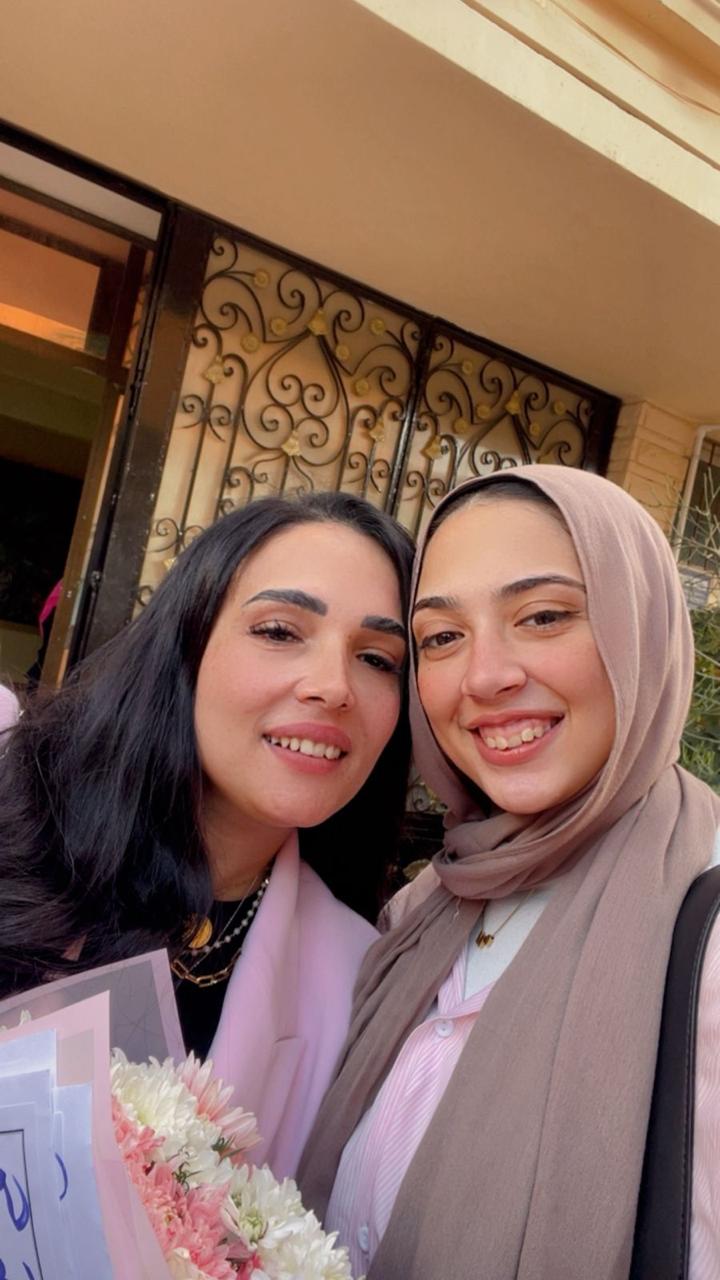 مشهد وفاء بكلية التربية النوعية.. طلاب يكرّمون الدكتورة غادة عبد الرحيم لمسيرتها الإنسانية والعلمية