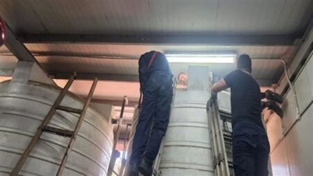 صور.. إنقاذ عاملين سقطا داخل خزان مياه فارغ بالقاهرة