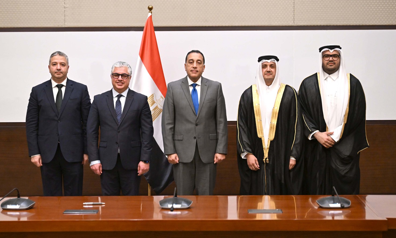 رئيس الوزراء يشهد توقيع عقد مشروع شركة "المانع" القابضة القطرية.. صور 1 رئيس الوزراء يشهد توقيع عقد مشروع شركة "المانع" القابضة القطرية.. صور