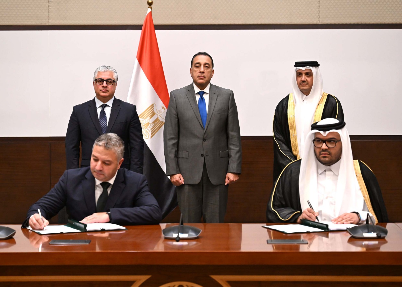 رئيس الوزراء يشهد توقيع عقد مشروع شركة "المانع" القابضة القطرية.. صور 2 رئيس الوزراء يشهد توقيع عقد مشروع شركة "المانع" القابضة القطرية.. صور