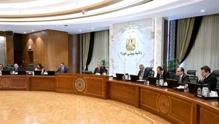 رئيس الوزراء يدعو رجال الأعمال والمستثمرين لمضاعفة استثماراتهم رئيس الوزراء يدعو رجال الأعمال والمستثمرين لمضاعفة استثماراتهم