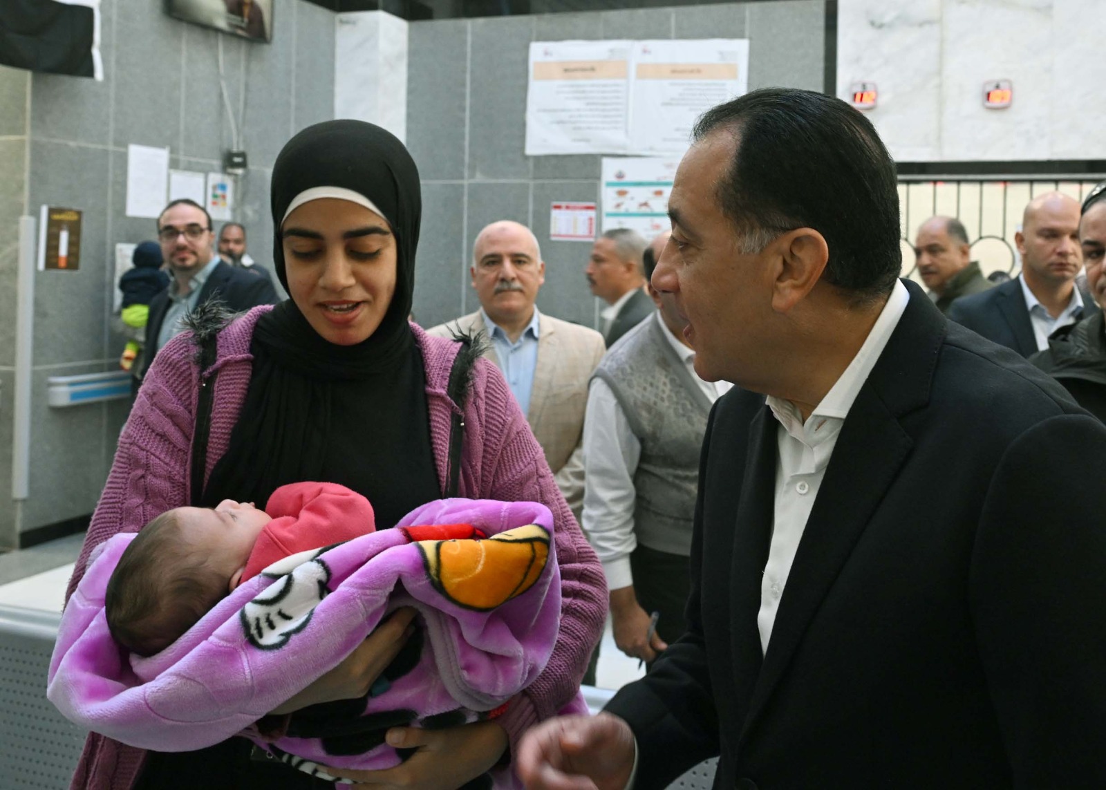 رئيس الوزراء يتفقد مركز طب الأسرة والمركز التكنولوجي بطحانوب بالقليوبية ويجري حوارًا مع المواطنين.. صور 11 رئيس الوزراء يتفقد مركز طب الأسرة والمركز التكنولوجي بطحانوب بالقليوبية ويجري حوارًا مع المواطنين.. صور