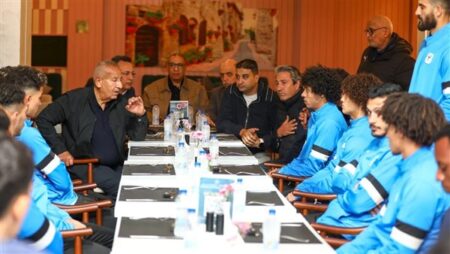 كامل أبو علي يزور معسكر المصرى ويجتمع بالجهاز الفني واللاعبين