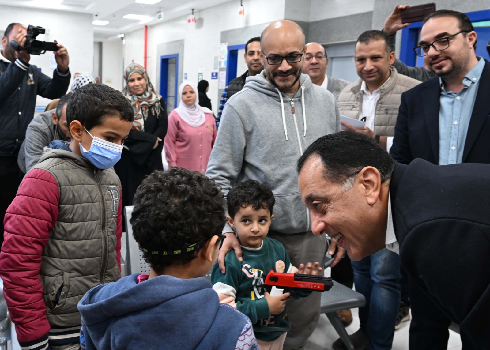 رئيس الوزراء يتفقد مركز طب الأسرة والمركز التكنولوجي بطحانوب بالقليوبية ويجري حوارًا مع المواطنين.. صور 6 رئيس الوزراء يتفقد مركز طب الأسرة والمركز التكنولوجي بطحانوب بالقليوبية ويجري حوارًا مع المواطنين.. صور