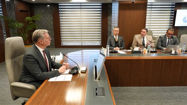 وزير البترول يبحث تطوير آلية تدريب سائقي نقل المنتجات البترولية وزير البترول يبحث تطوير آلية تدريب سائقي نقل المنتجات البترولية