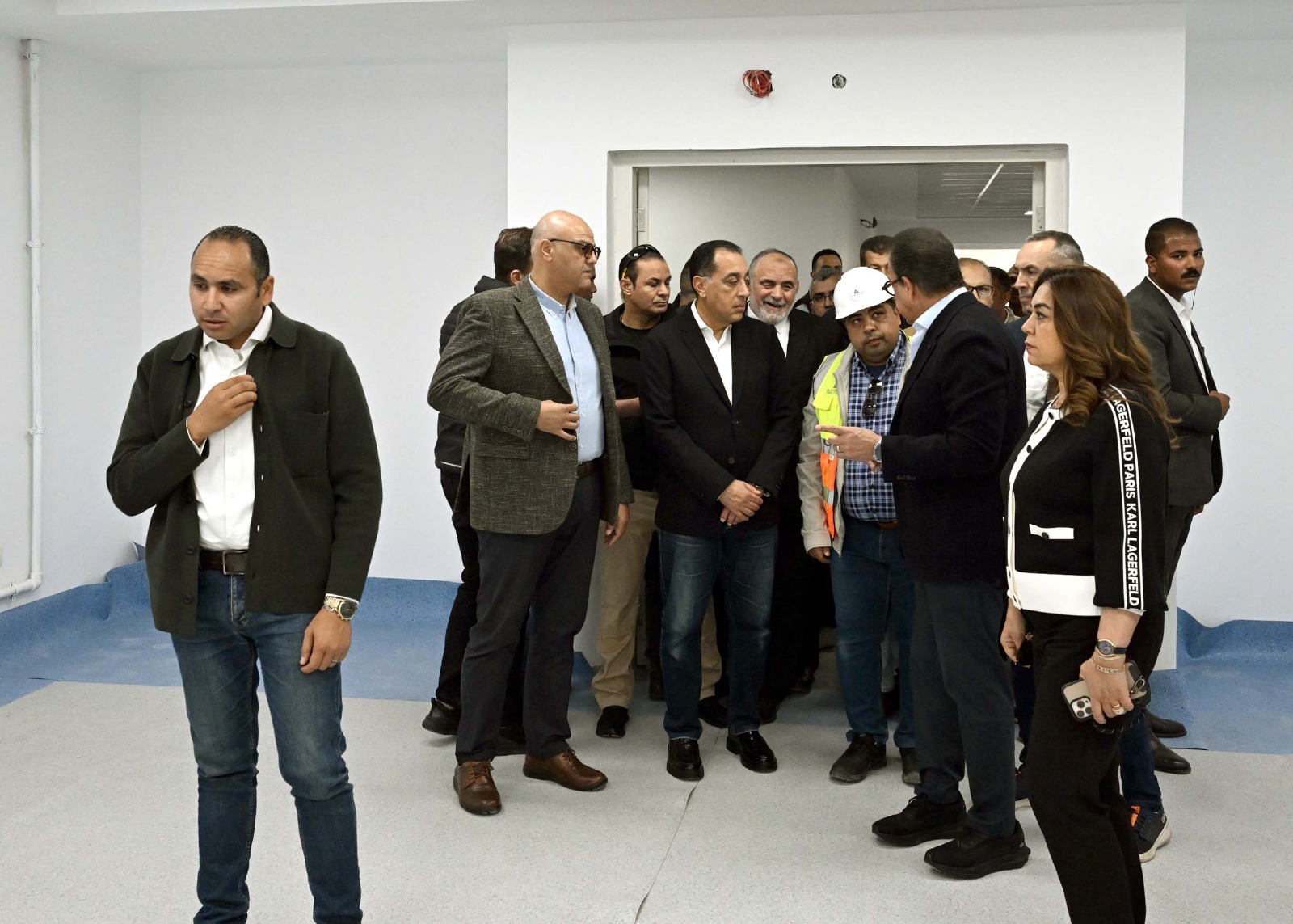 رئيس الوزراء يتفقد مشروع إنشاء مستشفى شبين القناطر المركزي.. صور 11 رئيس الوزراء يتفقد مشروع إنشاء مستشفى شبين القناطر المركزي.. صور