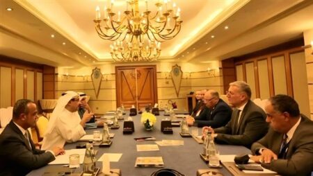 وزير البترول يبحث مع لؤي الخرافي فرص توسع استثمارات القابضة المصرية الكويتية في السوق المصري وزير البترول يبحث مع لؤي الخرافي فرص توسع استثمارات القابضة المصرية الكويتية في السوق المصري