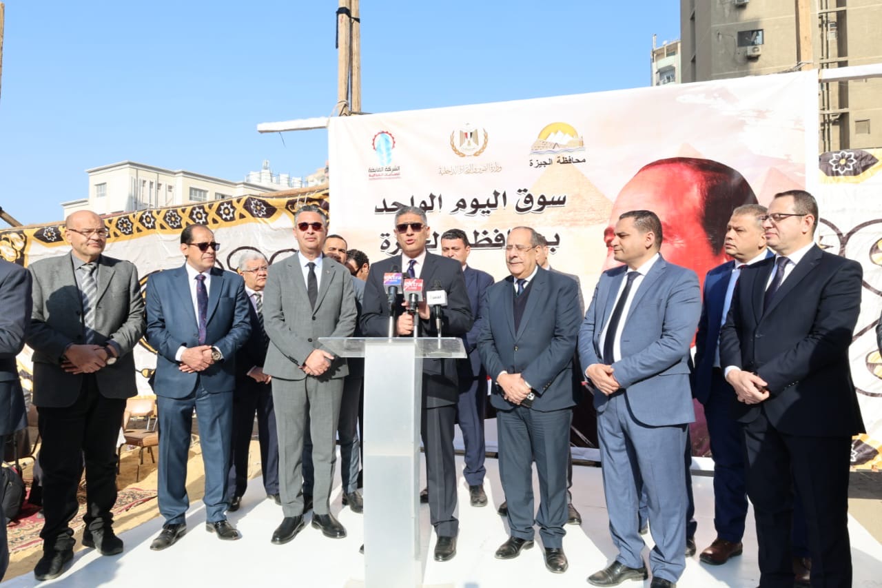 وزير التموين ومحافظ الجيزة يفتتحان سوق «اليوم الواحد» بشارع فيصل 2 وزير التموين ومحافظ الجيزة يفتتحان سوق «اليوم الواحد» بشارع فيصل