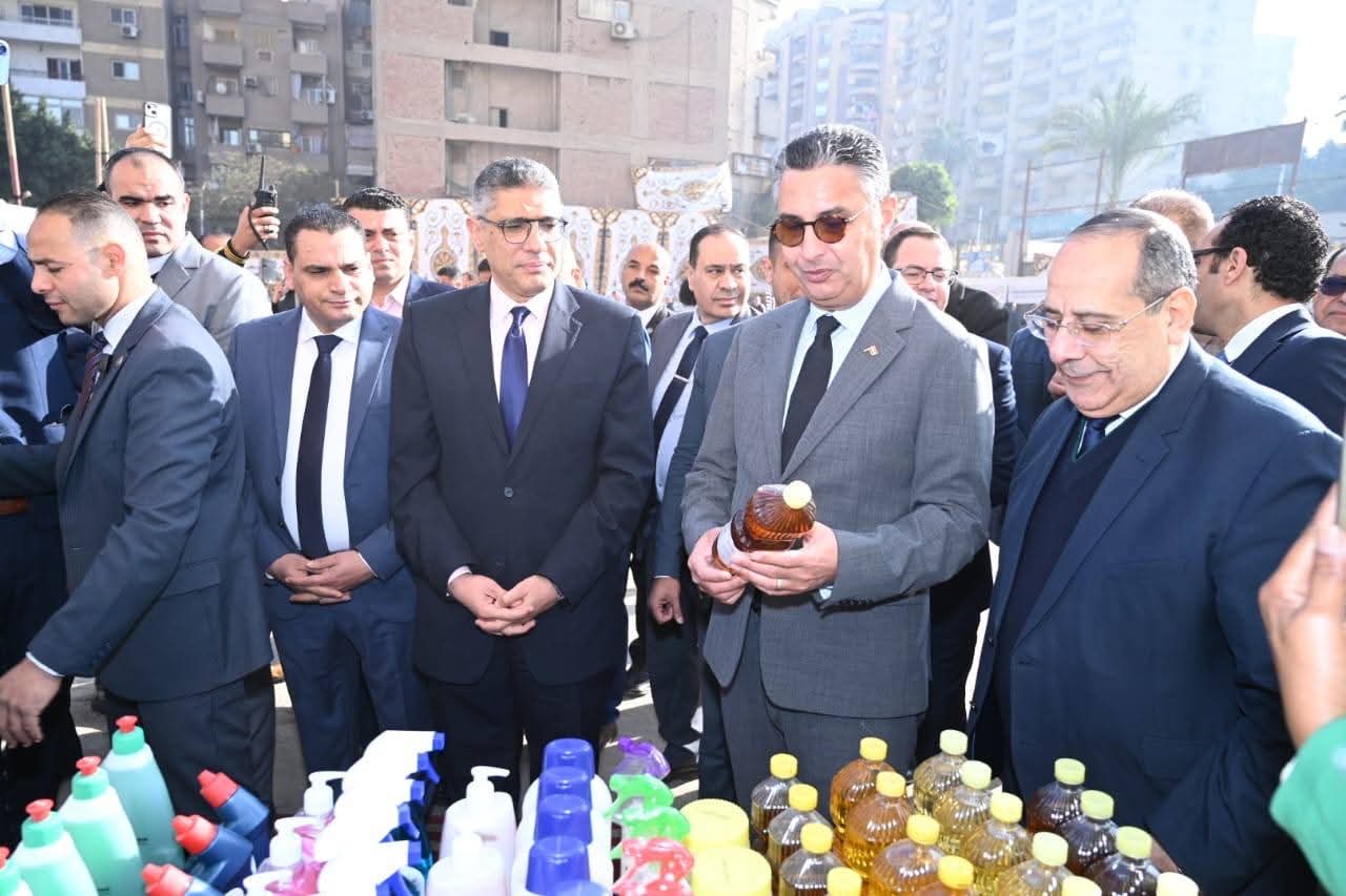 وزير التموين ومحافظ الجيزة يفتتحان سوق «اليوم الواحد» بشارع فيصل 3 وزير التموين ومحافظ الجيزة يفتتحان سوق «اليوم الواحد» بشارع فيصل