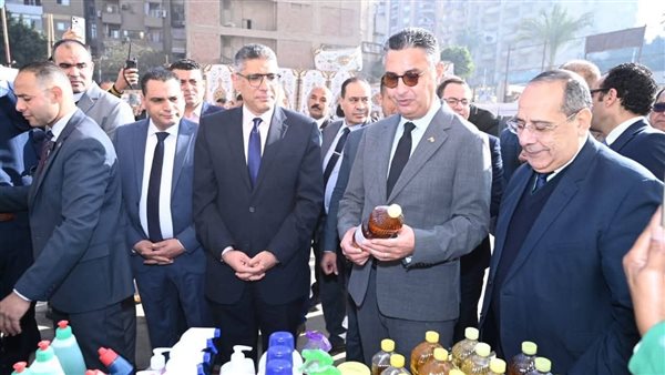 وزير التموين ومحافظ الجيزة يفتتحان سوق «اليوم الواحد» بشارع فيصل