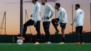 منتخب مصر بالقميص الأحمر أمام زيمبابوي