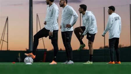 منتخب مصر بالقميص الأحمر أمام زيمبابوي