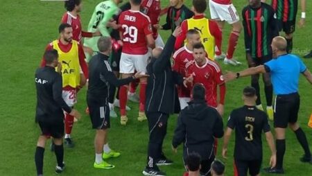 رسميًا.. الكاف يفتح تحقيقًا عاجلًا بشأن أحداث مباراة الأهلي والجيش الملكي