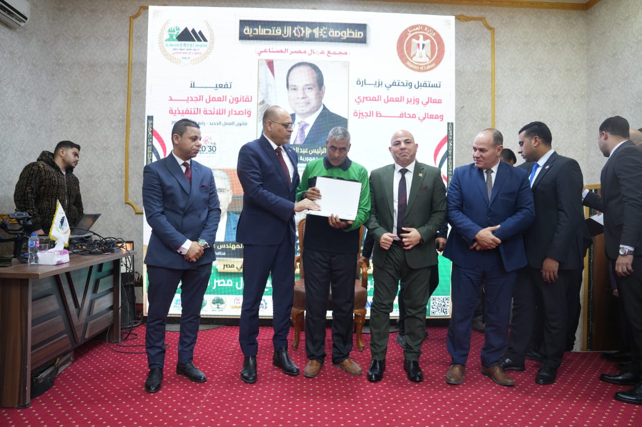 وزارة العمل و"عمال مصر" توقعان بروتوكول تعاون لتعزيز سوق العمل 1 وزارة العمل و"عمال مصر" توقعان بروتوكول تعاون لتعزيز سوق العمل