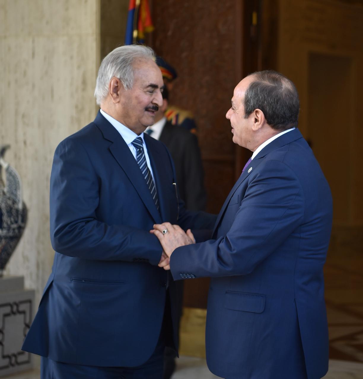 رسائل السيسي لحفتر| دعم مصر الكامل لسيادة واستقرار ليبيا.. ضرورة التصدي لأي تدخلات خارجية.. العمل على إخراج جميع القوات الأجنبية والمرتزقة من البلد الشقيق