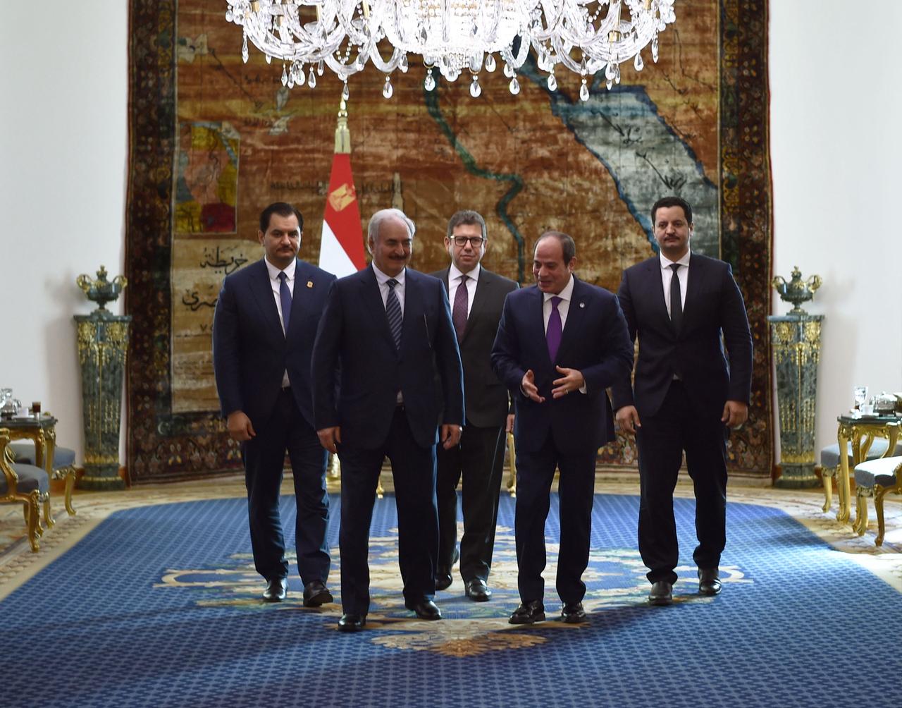 رسائل السيسي لحفتر| دعم مصر الكامل لسيادة واستقرار ليبيا.. ضرورة التصدي لأي تدخلات خارجية.. العمل على إخراج جميع القوات الأجنبية والمرتزقة من البلد الشقيق