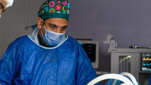 معجزة طبية في القاهرة.. طبيب يعيد يد شاب بعد بترها في حادث عمل معجزة طبية في القاهرة.. طبيب يعيد يد شاب بعد بترها في حادث عمل