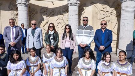 وزيرتا التخطيط والتنمية المحلية ومحافظ الأقصر يتفقدون مكتبة مصر العامة