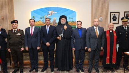 بالصور .. محافظ الجيزة يزور الكنيسة الكاثوليكية لتهنئة الأقباط بعيد الميلاد المجيد
