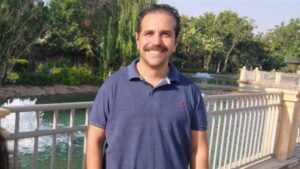 شاب يعيد 3.3 مليون جنيه حُولت لحسابه البنكي بالخطأ.. ويصبح نموذجًا للأمانة