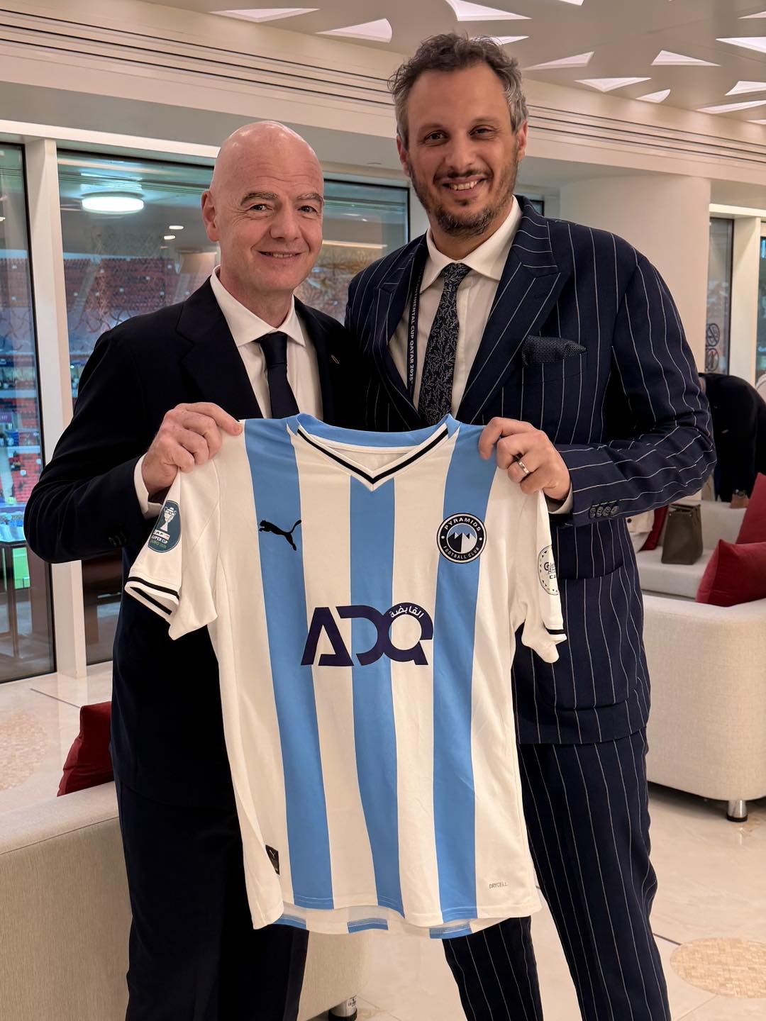 "إنفانتينو" يتسلم قميص تذكاري من ممدوح عيد ويشيد بأداء بيراميدز بكأس إنتركونتيننتال 1 "إنفانتينو" يتسلم قميص تذكاري من ممدوح عيد ويشيد بأداء بيراميدز بكأس إنتركونتيننتال