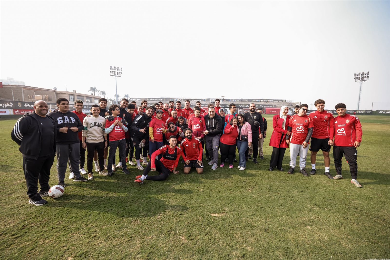 الأهلي يستقبل ذوي الهمم قبل التدريبات "صور"