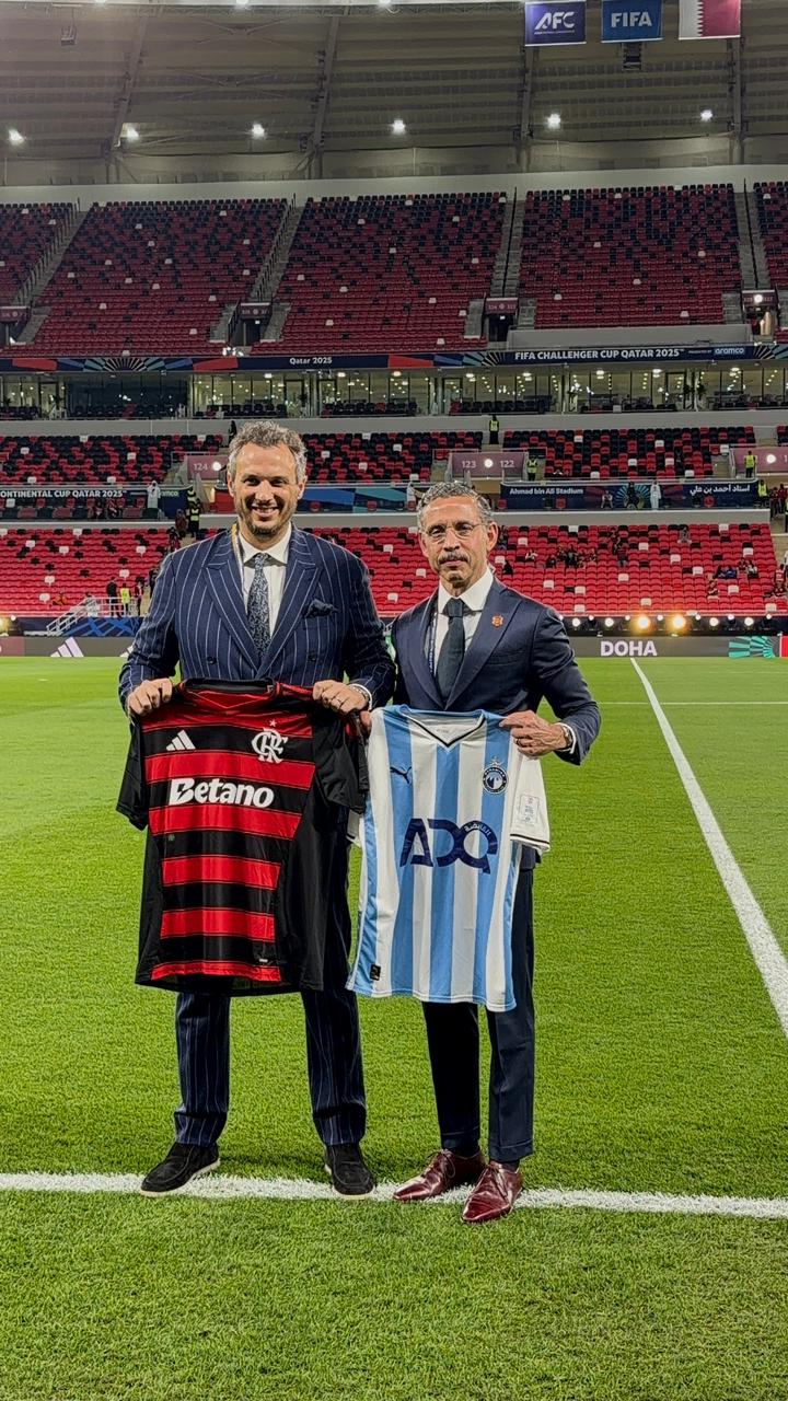 كأس القارات للأندية.. ممدوح عيد يتبادل الهدايا التذكارية مع مسئولي فلامنجو 1 كأس القارات للأندية.. ممدوح عيد يتبادل الهدايا التذكارية مع مسئولي فلامنجو