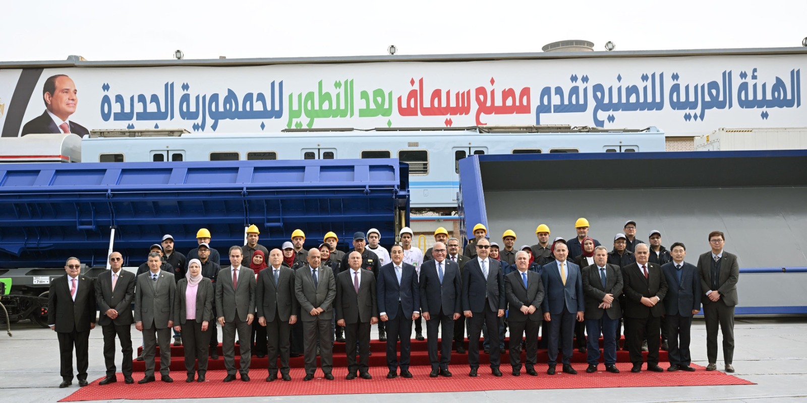 رئيس الوزراء يجري حوارا وديا مع العاملين بمصنع سيماف حول خطط التطوير الجديدة.. صور