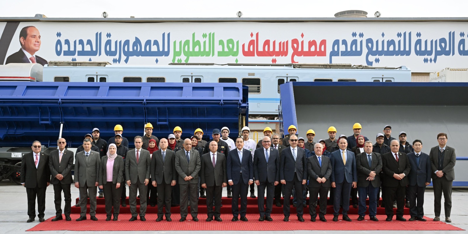 رئيس الوزراء يجري حوارا وديا مع العاملين بمصنع سيماف حول خطط التطوير الجديدة.. صور