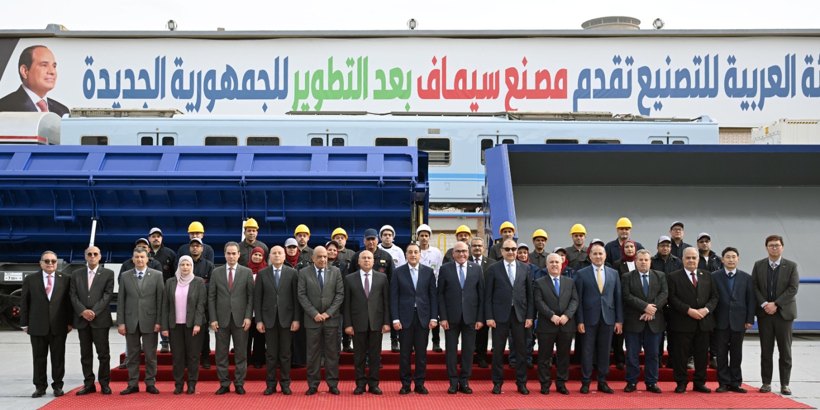 رئيس الوزراء يجري حوارا وديا مع العاملين بمصنع سيماف حول خطط التطوير الجديدة.. صور