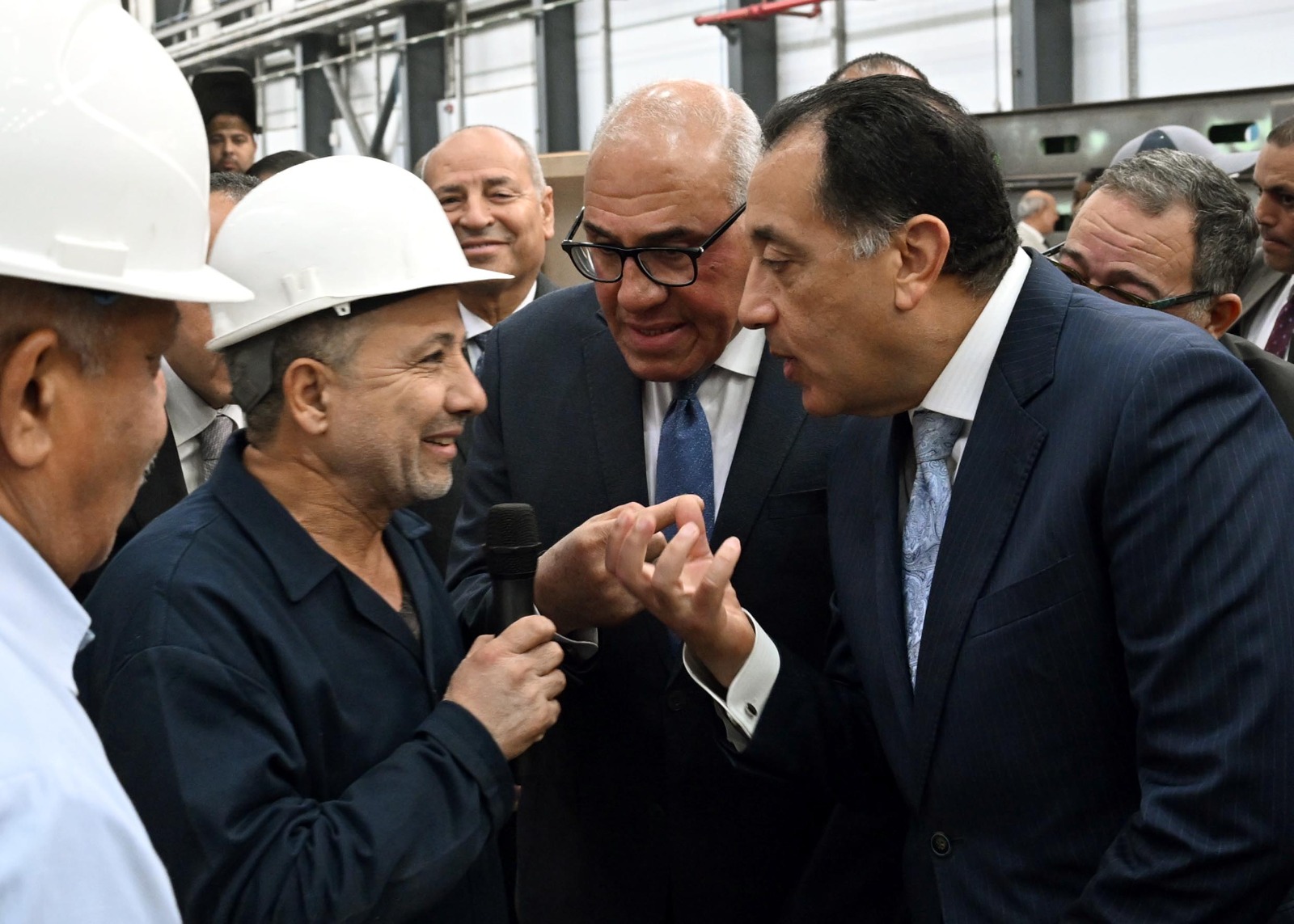 رئيس الوزراء يجري حوارا وديا مع العاملين بمصنع سيماف حول خطط التطوير الجديدة.. صور
