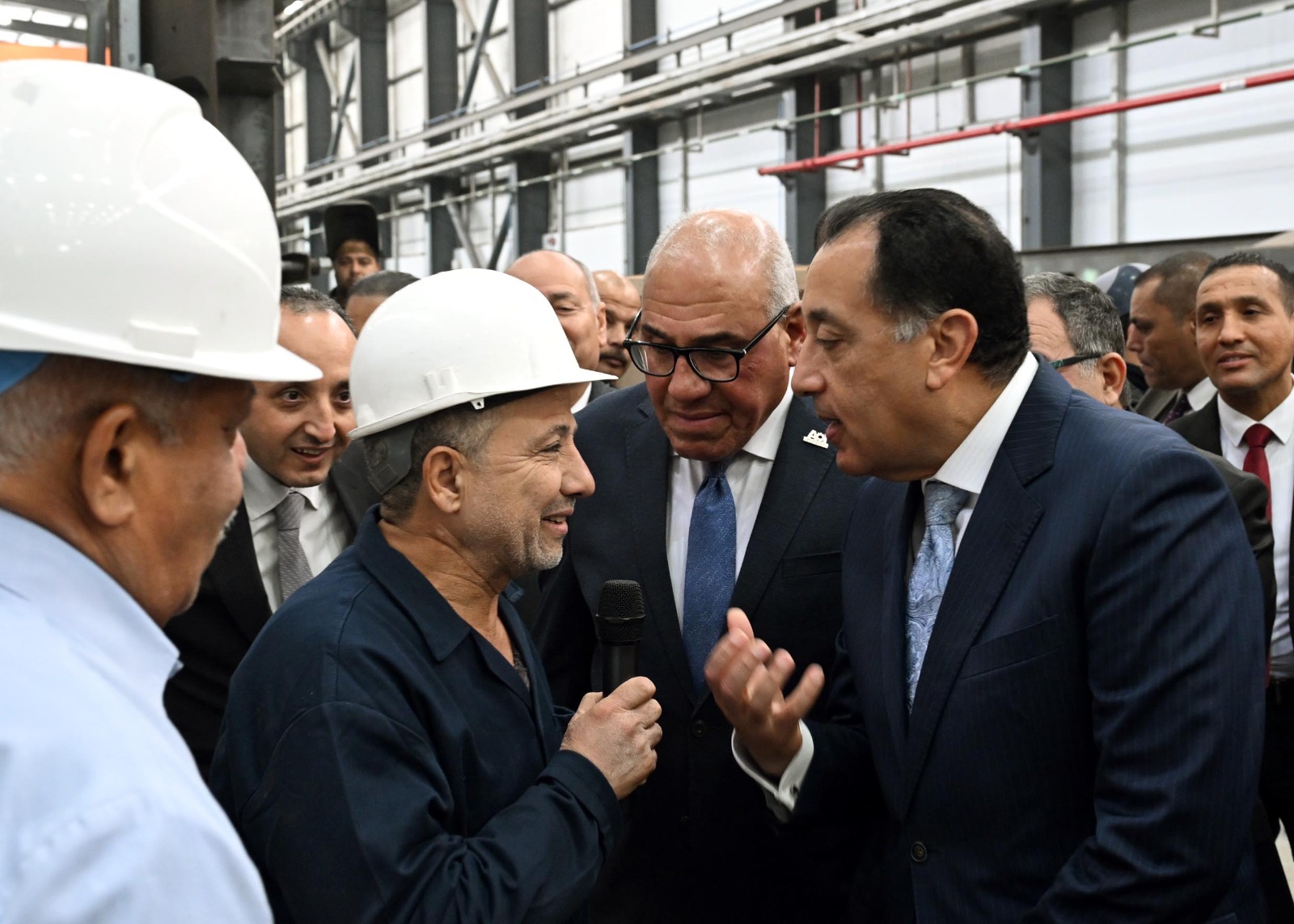 رئيس الوزراء يجري حوارا وديا مع العاملين بمصنع سيماف حول خطط التطوير الجديدة.. صور