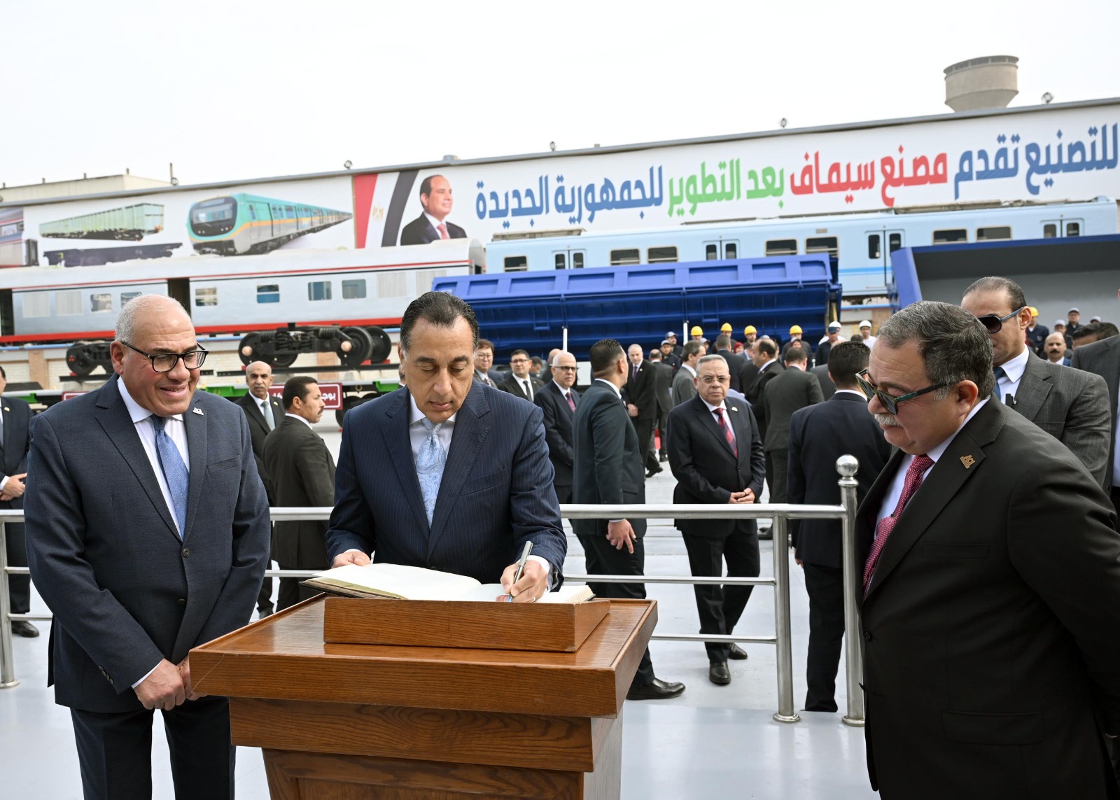 رئيس الوزراء يجري حوارا وديا مع العاملين بمصنع سيماف حول خطط التطوير الجديدة.. صور