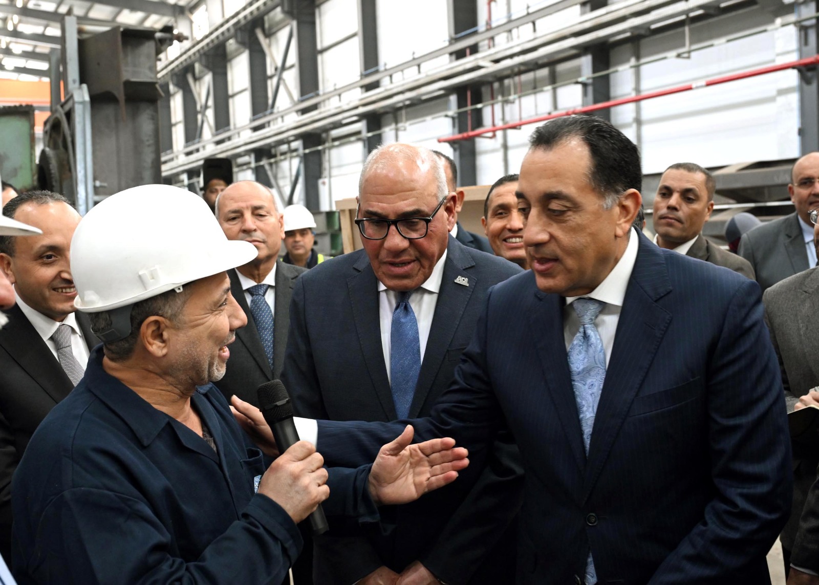 رئيس الوزراء يجري حوارا وديا مع العاملين بمصنع سيماف حول خطط التطوير الجديدة.. صور