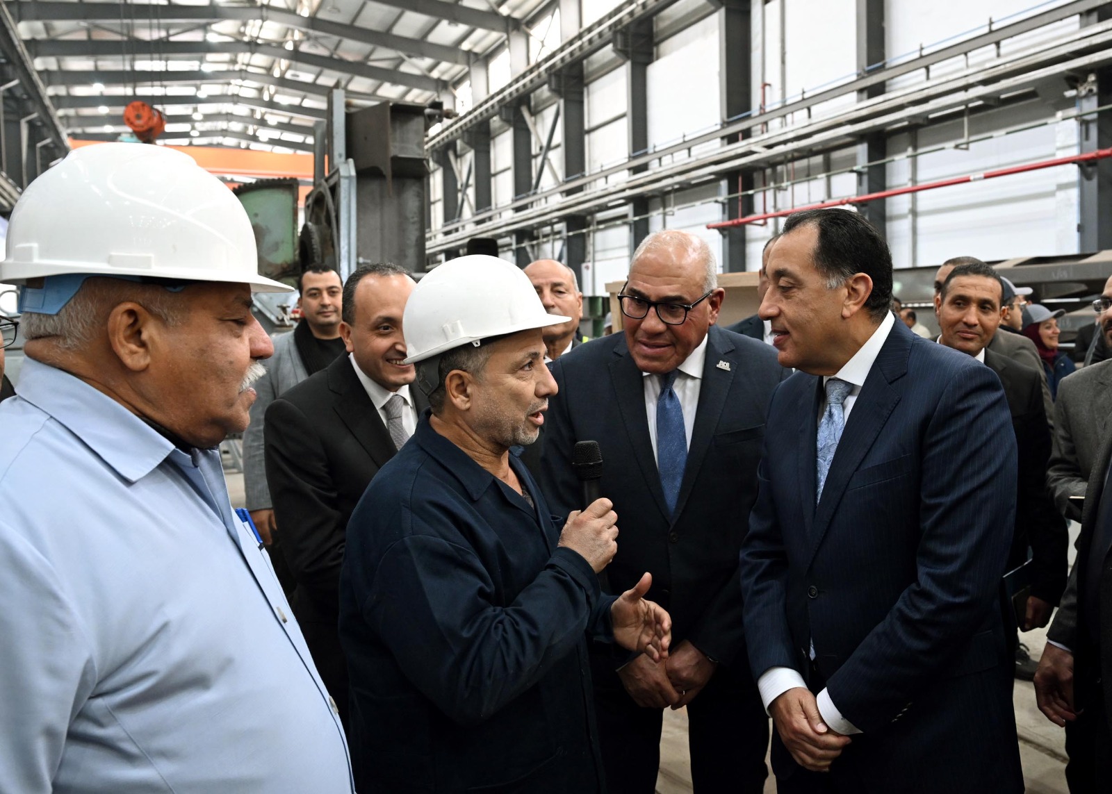 رئيس الوزراء يجري حوارا وديا مع العاملين بمصنع سيماف حول خطط التطوير الجديدة.. صور