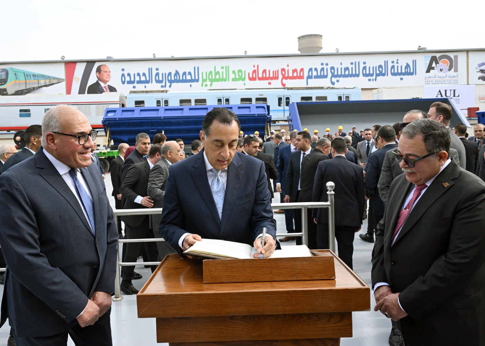 رئيس الوزراء يجري حوارا وديا مع العاملين بمصنع سيماف حول خطط التطوير الجديدة.. صور