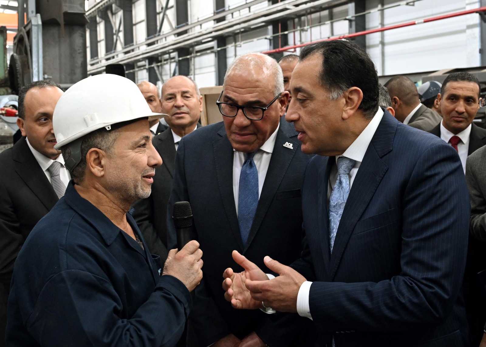 رئيس الوزراء يجري حوارا وديا مع العاملين بمصنع سيماف حول خطط التطوير الجديدة.. صور