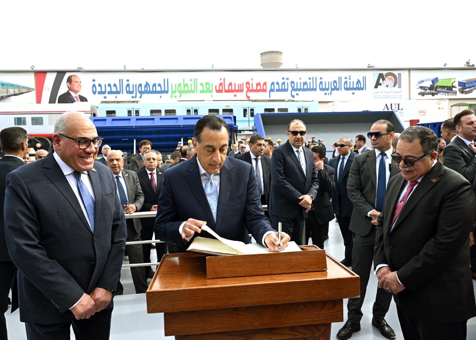 رئيس الوزراء يجري حوارا وديا مع العاملين بمصنع سيماف حول خطط التطوير الجديدة.. صور