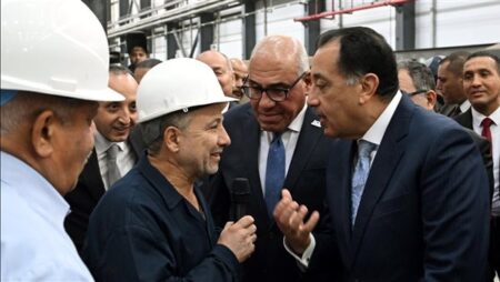 رئيس الوزراء يجري حوارا وديا مع العاملين بمصنع سيماف حول خطط التطوير الجديدة.. صور